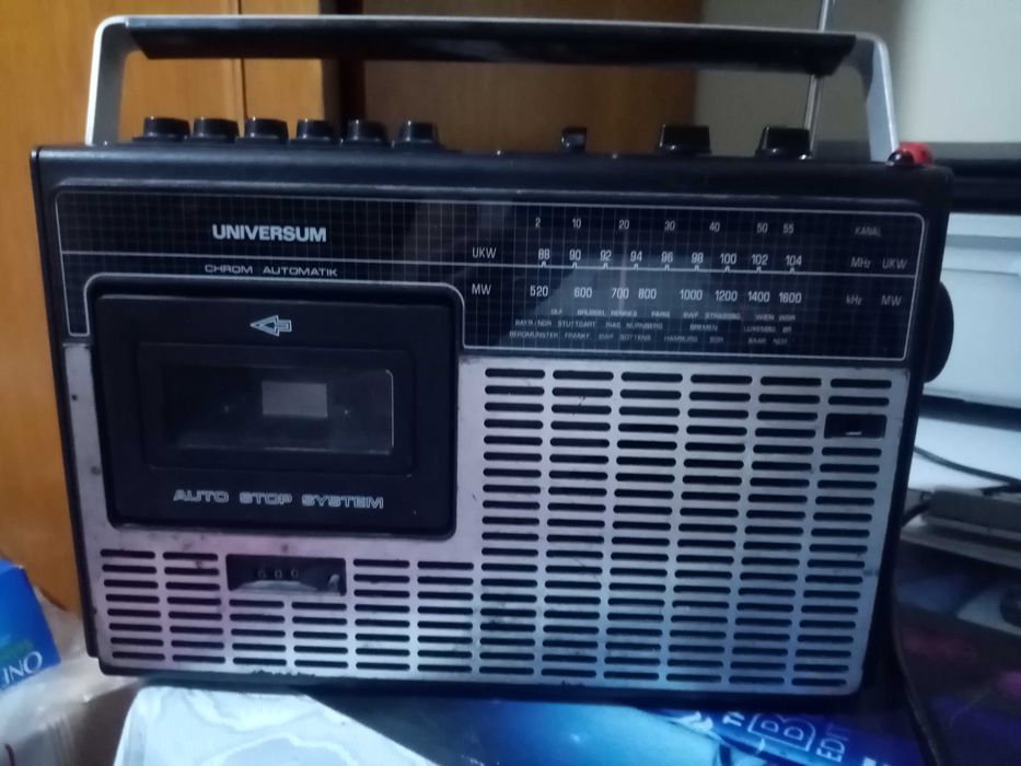 Vând radio Universum în stare foarte bună de funcționare.