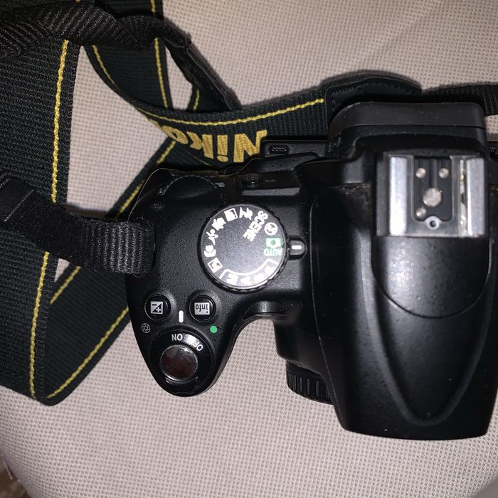 Nikon D5000 + obiectiv Nikon 18–55mm + multe accesorii