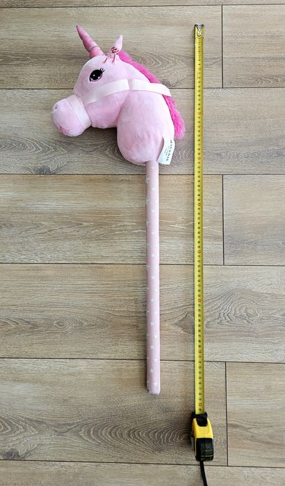 Unicorn roz de pluș pe un băț de lemn