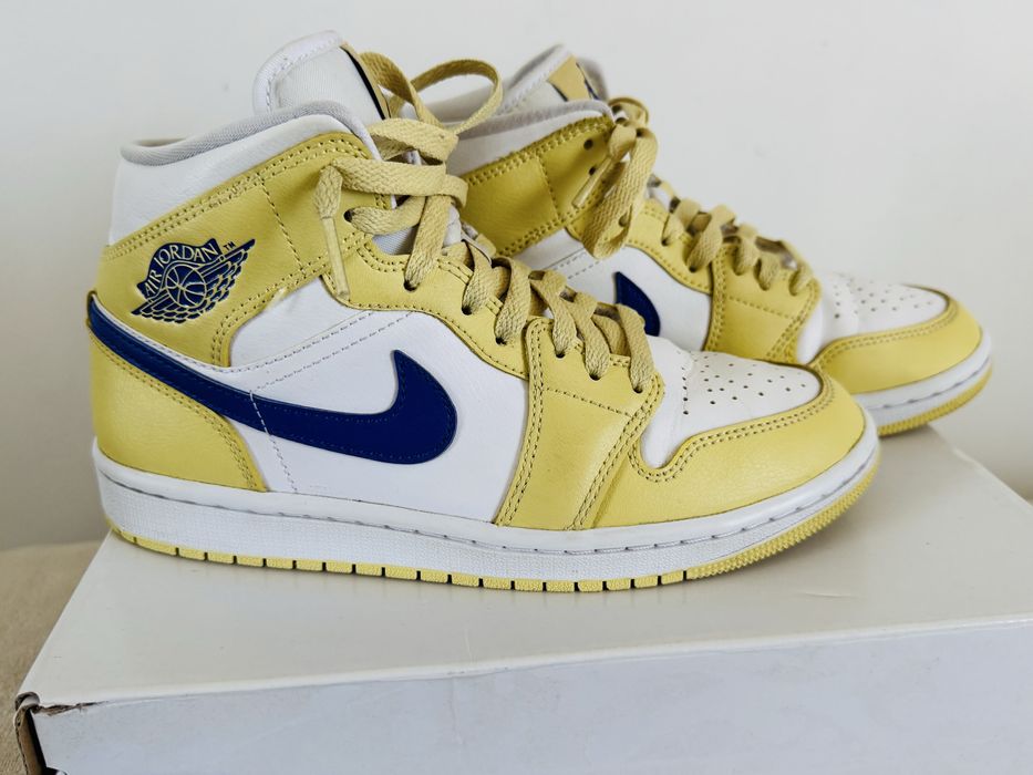 Air Jordan mid 1