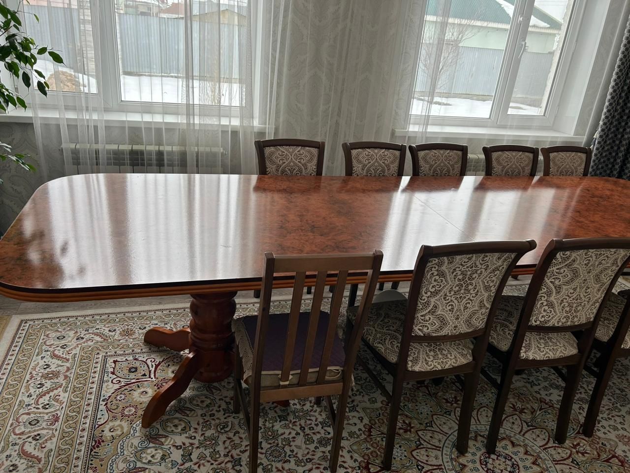 Стол гостиной в хорошем состоянии