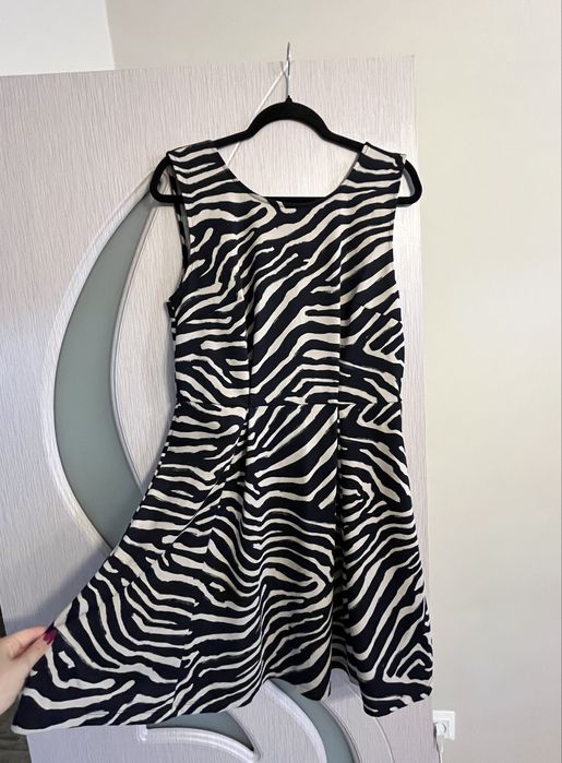 Рокля в черно и бежово