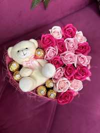 Кутия сърце с декоративни сапунени розички, мече и бонбони фереро