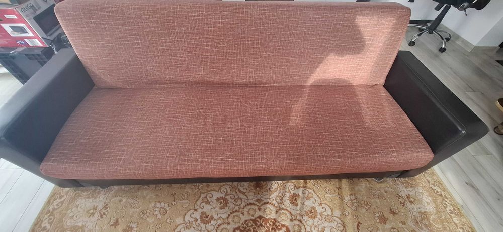 Canapea rabatabilă în stare bună tehnic și estetic.