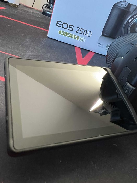 Canon 250D с обектив EF-S 18-55 f/5-5.6 III.