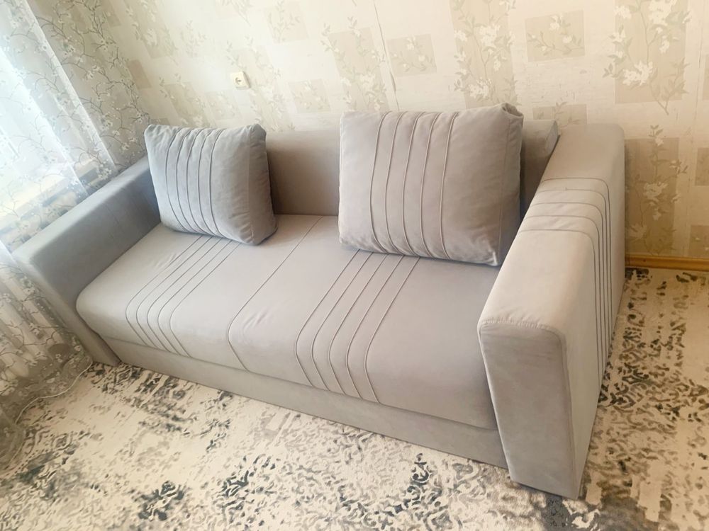 Продам  Диван с пуфиком.