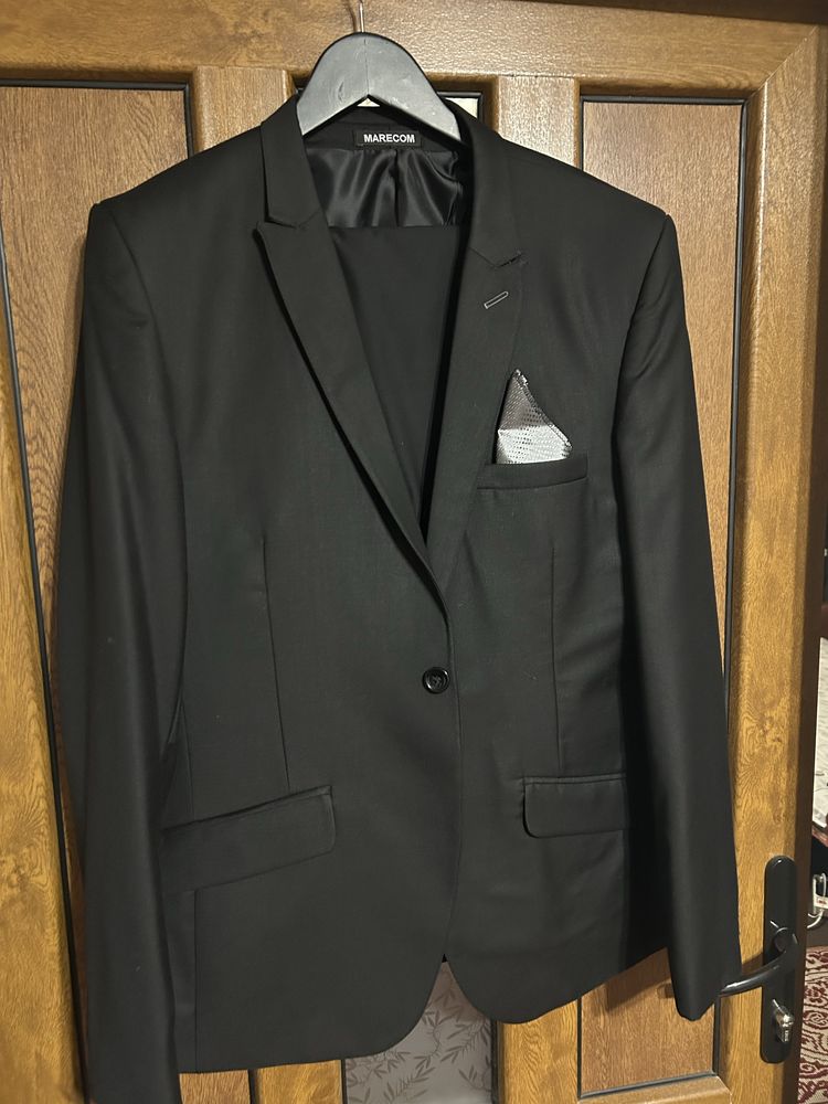 Costum elegent barbati