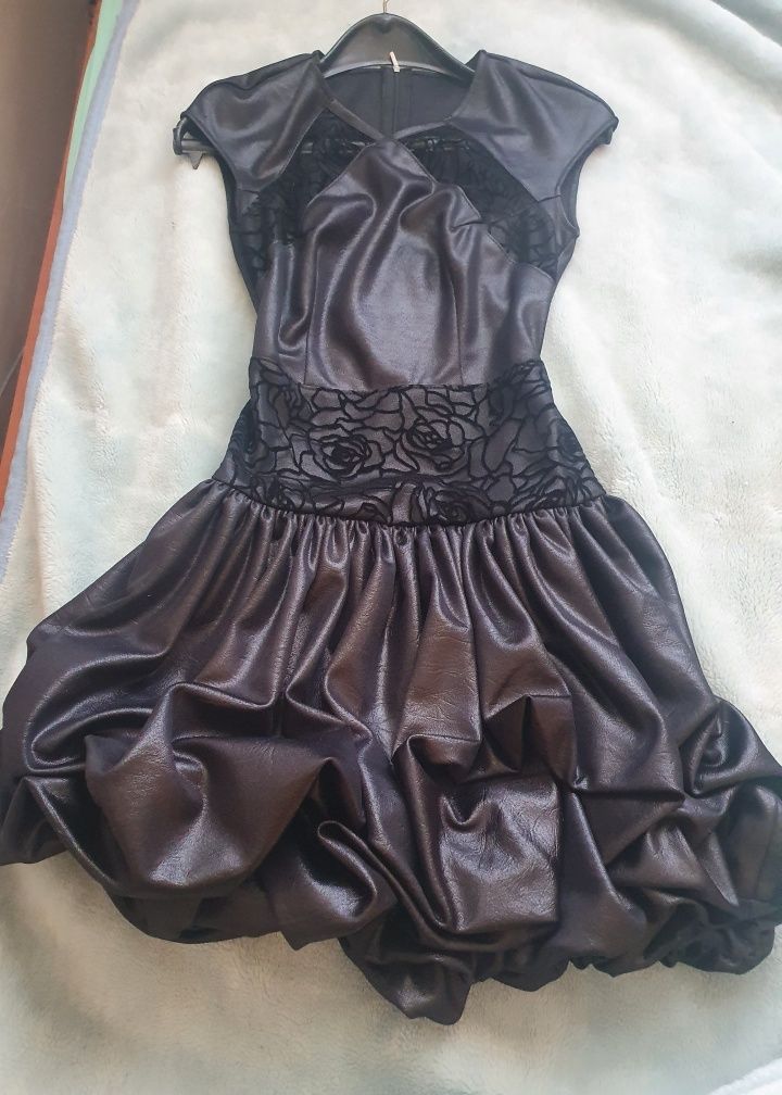 Бутикова черна рокля