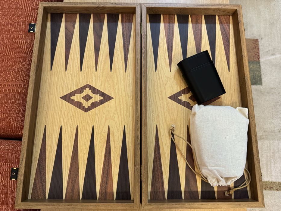 Табла за игра от Дъб и Орех с размер 52x48 см