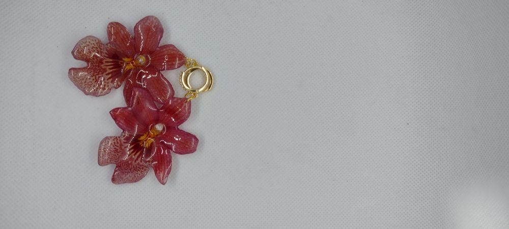 Обеци с естествен цвят на мини орхидея Miltonia.  Цветче с размери 5/4