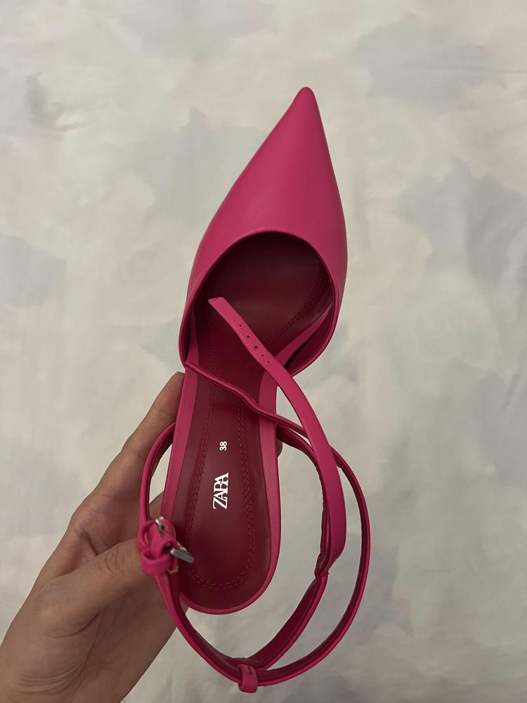 Туфли ярко розового цвета ZARA