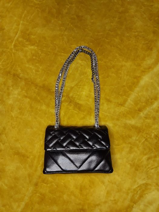 Geantă neagră cu lanț