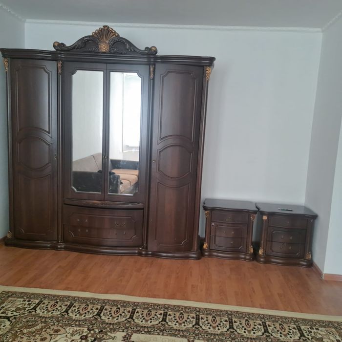 Шкаф с двумя тумбочками и диван Бесплатно