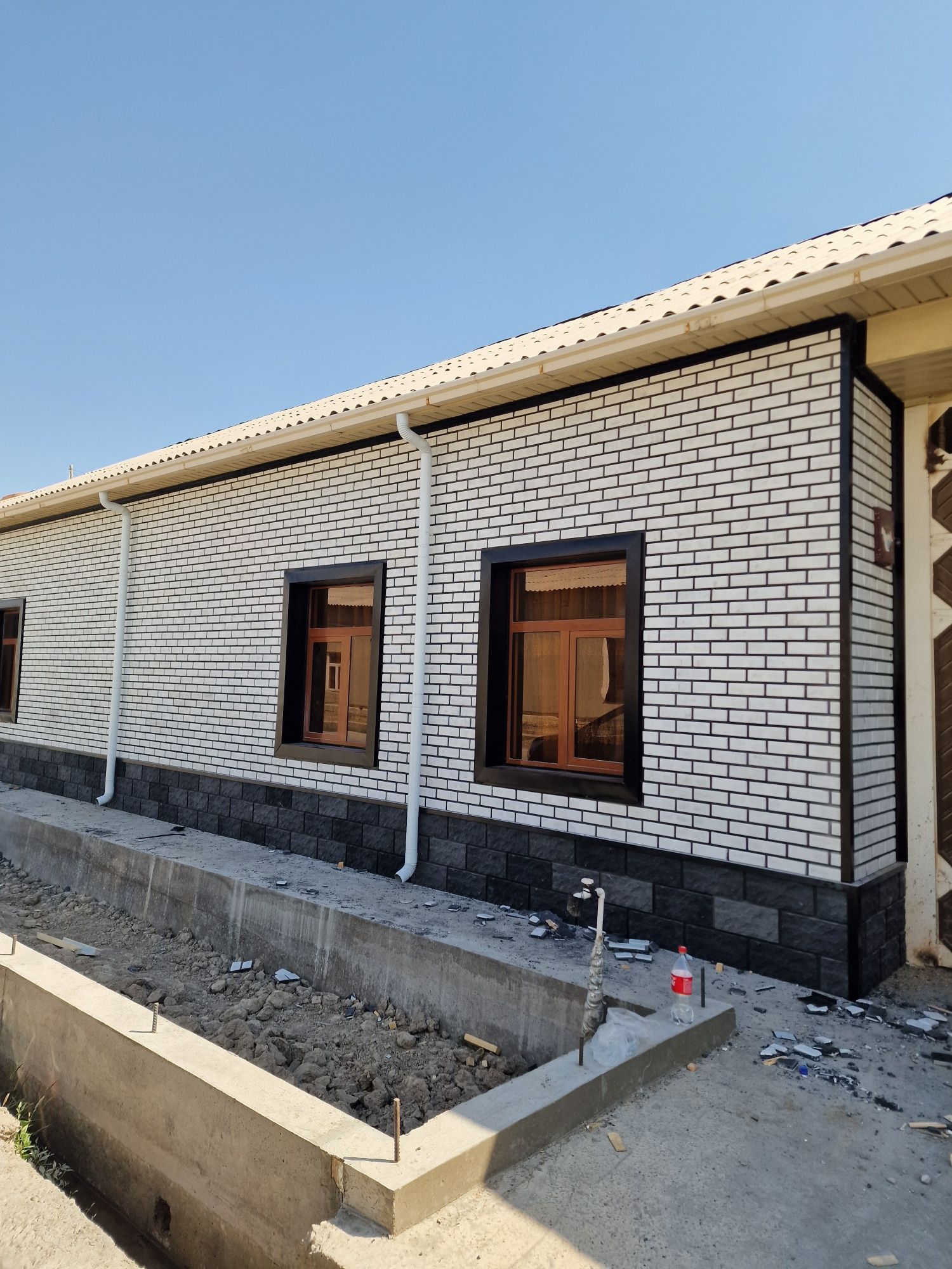 Fasad obshivka xamma rengi bor