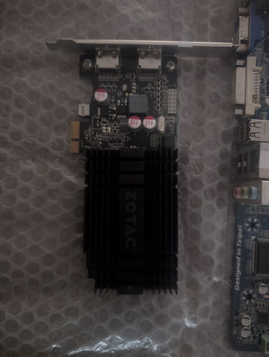 Placa de baza Gigabyte GA-A55M-S2V,2xDDR3,Socket FM1 + placa video 1gb