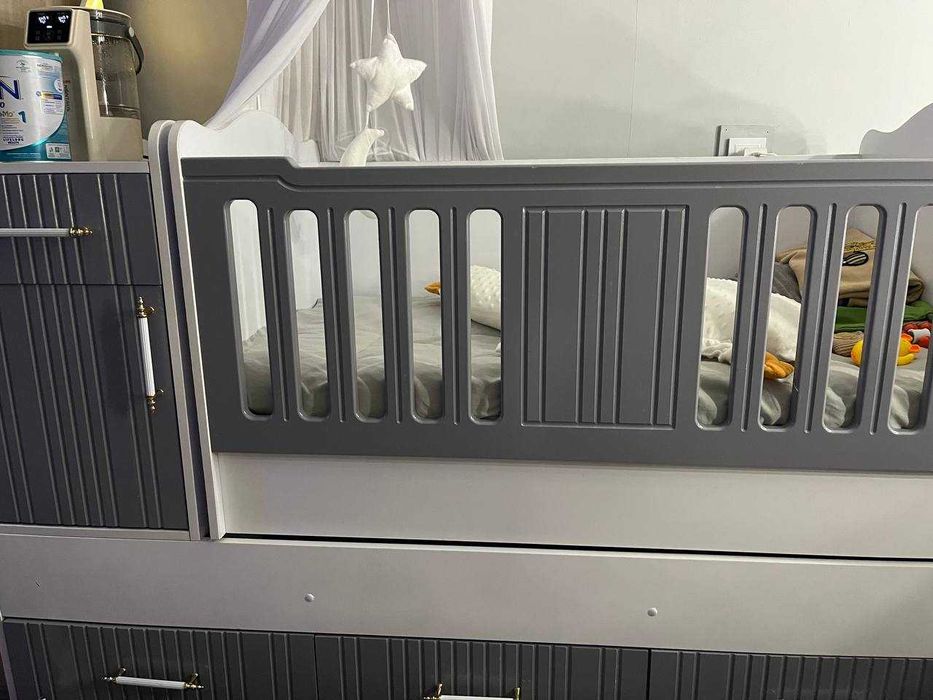 Детская кровать, качается.