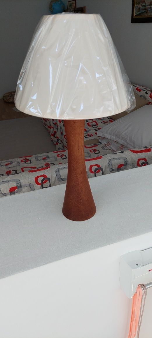 Lampa veioza vintage din lemn masiv tec Anglia 1980