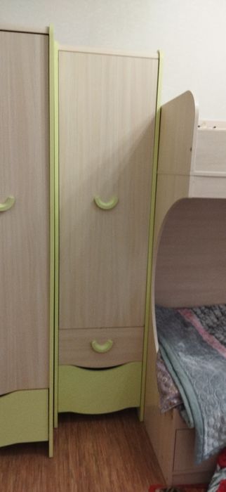 Продаю двухъярусные кровати ещё шкафы очень хорошее качество