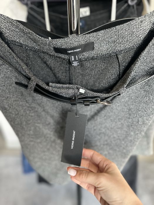 Нови стилни панталонки с коланче Vero Moda