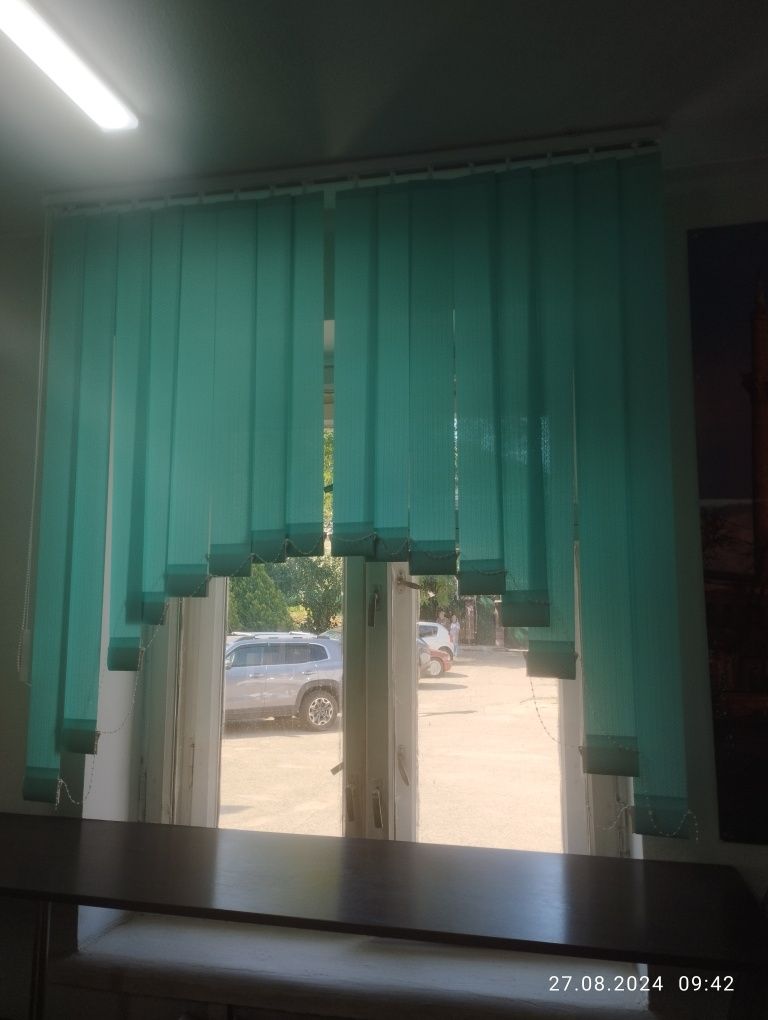 Жалюзи продаётся очень хорошем качестве почти новая 3 штука в комплект
