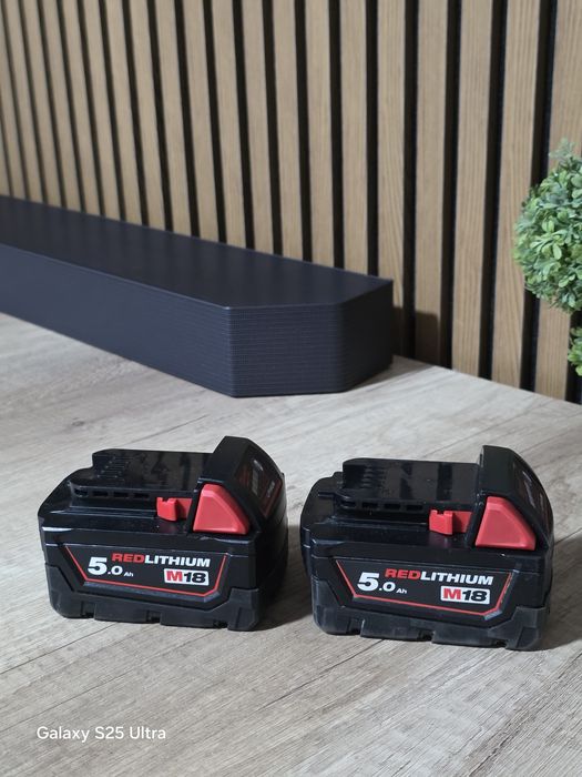 Vând 2 acumulatori/baterii milwaukee  5 ah