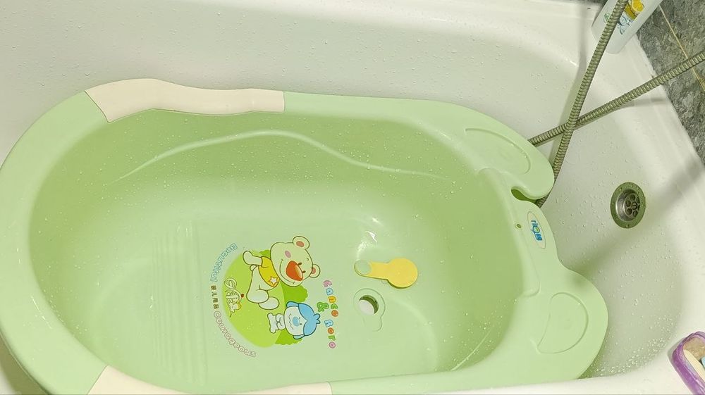 Срочна Срочна Срочна продаётца детиски1 ванничка импортний