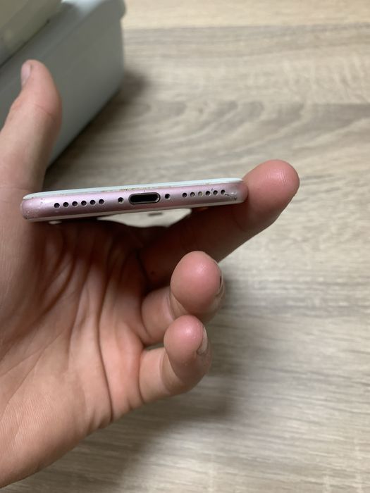 Dezmembrez sau vand iphone 7 roz