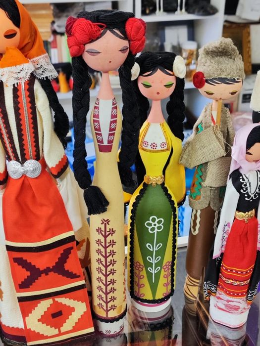 Стари Дървени кукли с традиционни носии
