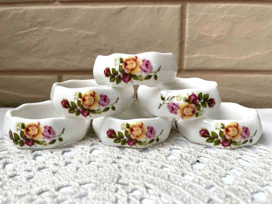 Красиви пръстени от костен порцелан от Англия с рози