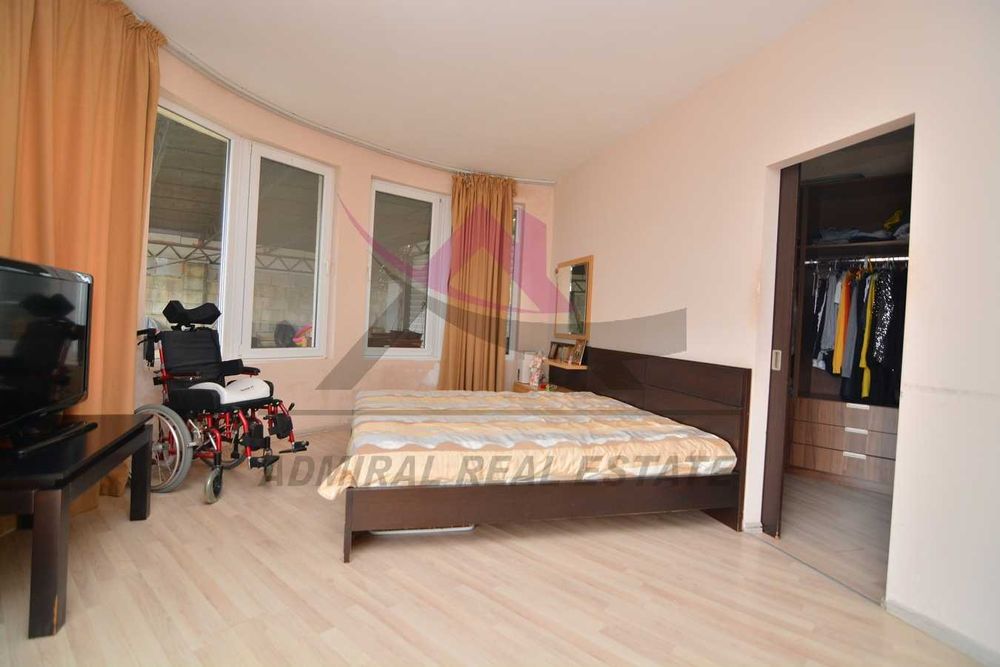 Атрактивен-многостаен-Ален Мак