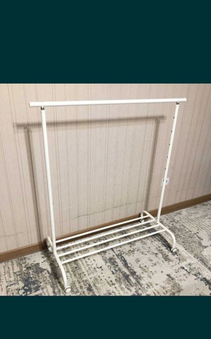 Мобильная вешалка черного цвета Ikea Ригга.