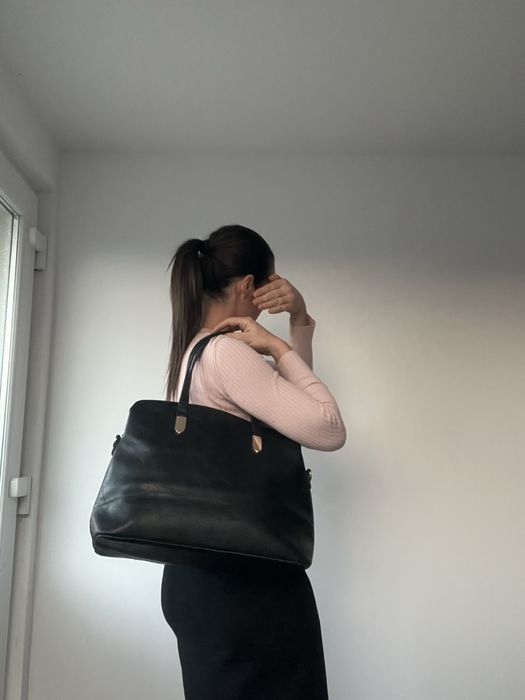 Vând geantă de culoare neagră.