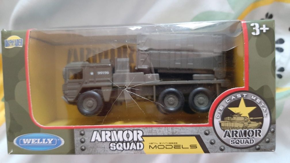 Mașinuță  militară de jucărie pentru copii.