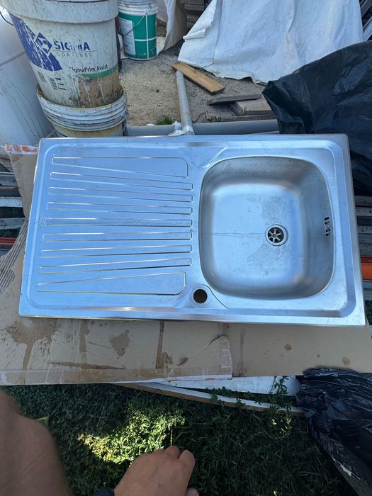 Chiuvete bucătărie și baie,plita pe gaz,suporți prosop,Aspirator