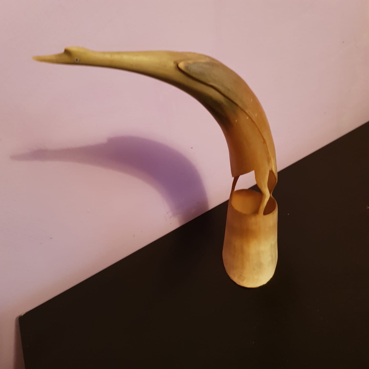 sculptura pasare din corn animal