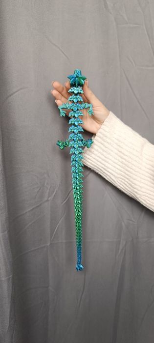 Дракон 43 см, преливащ зелено-син