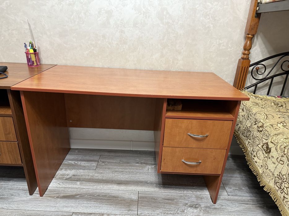 Стол письменный в отличном состоянии