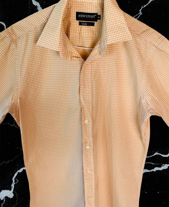 Cămașă bărbătească cu mânecă scurtă, în carouri portocalii și albe