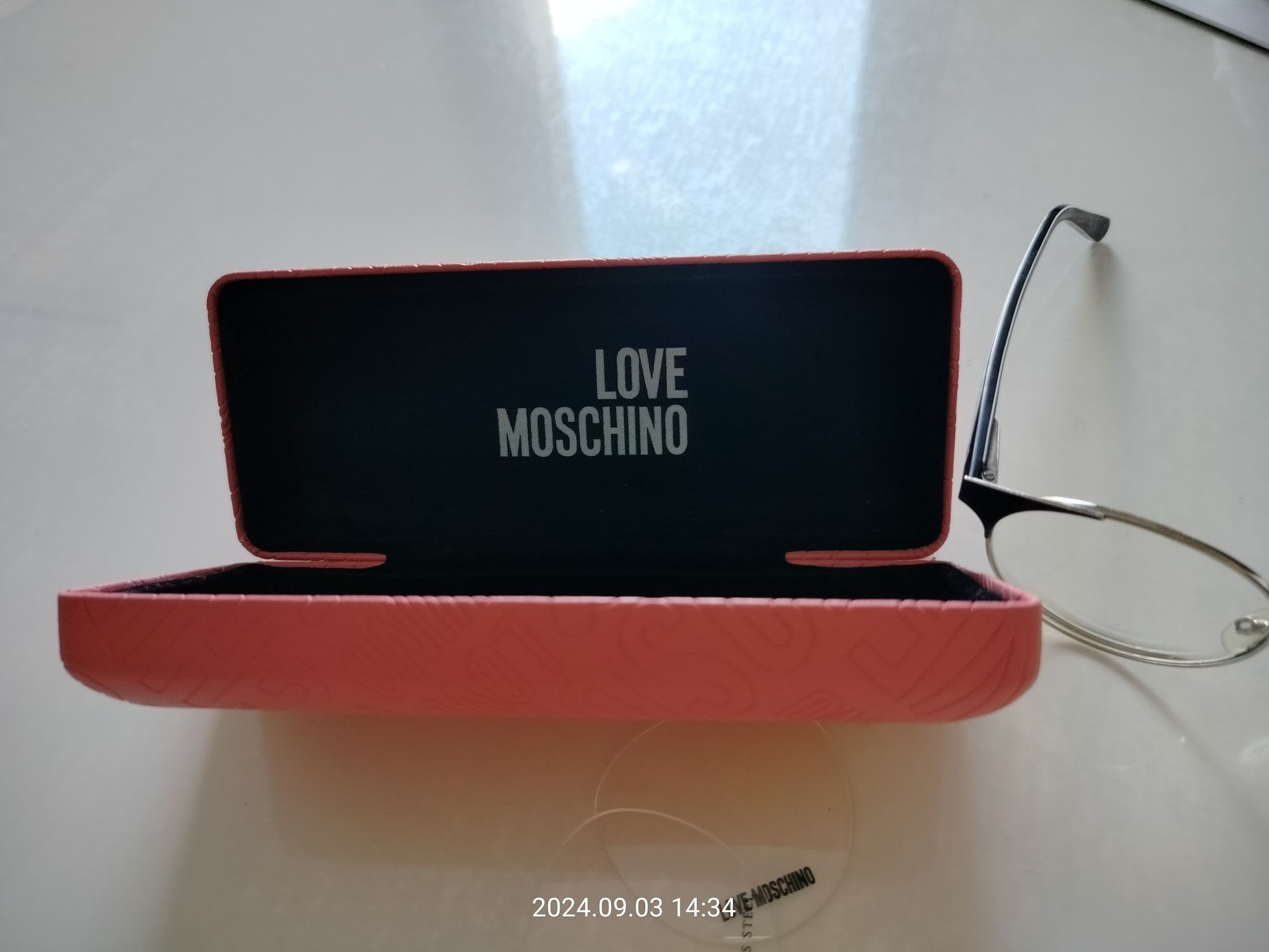 Продавам диоптрични очила LOVE MOSCHINO