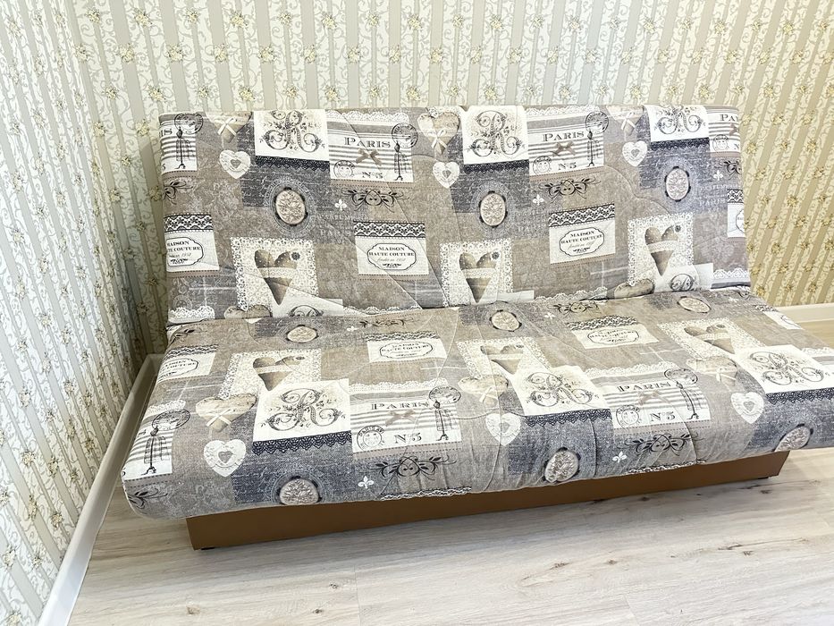 Шкафы кухонные , диван , пылесос моющий , ковры и пуфик