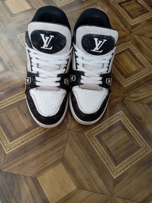 Vând urgent Louis Vuitton trainers