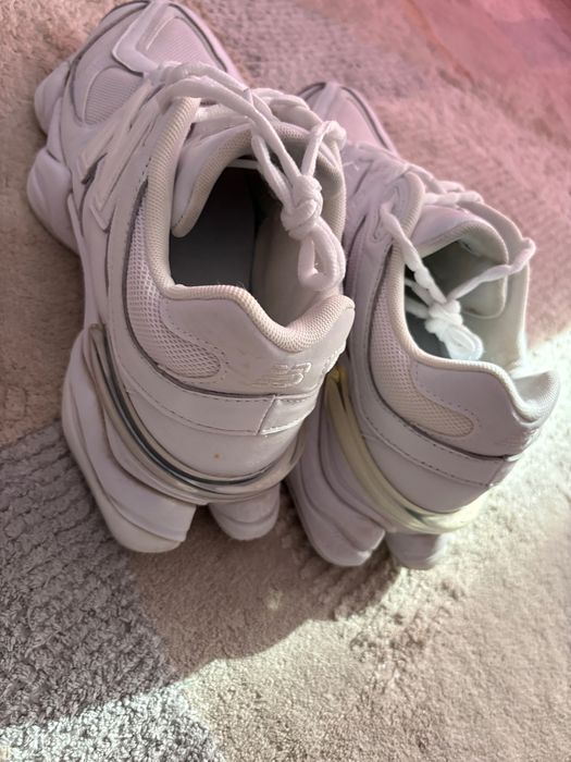 Adidasi New Balance 9060, in conditii foarte bune