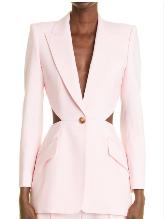 Ефектно сако със изрязан гръб.