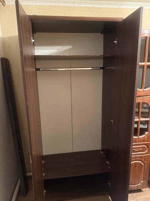 Продается двухдверный шифонер.