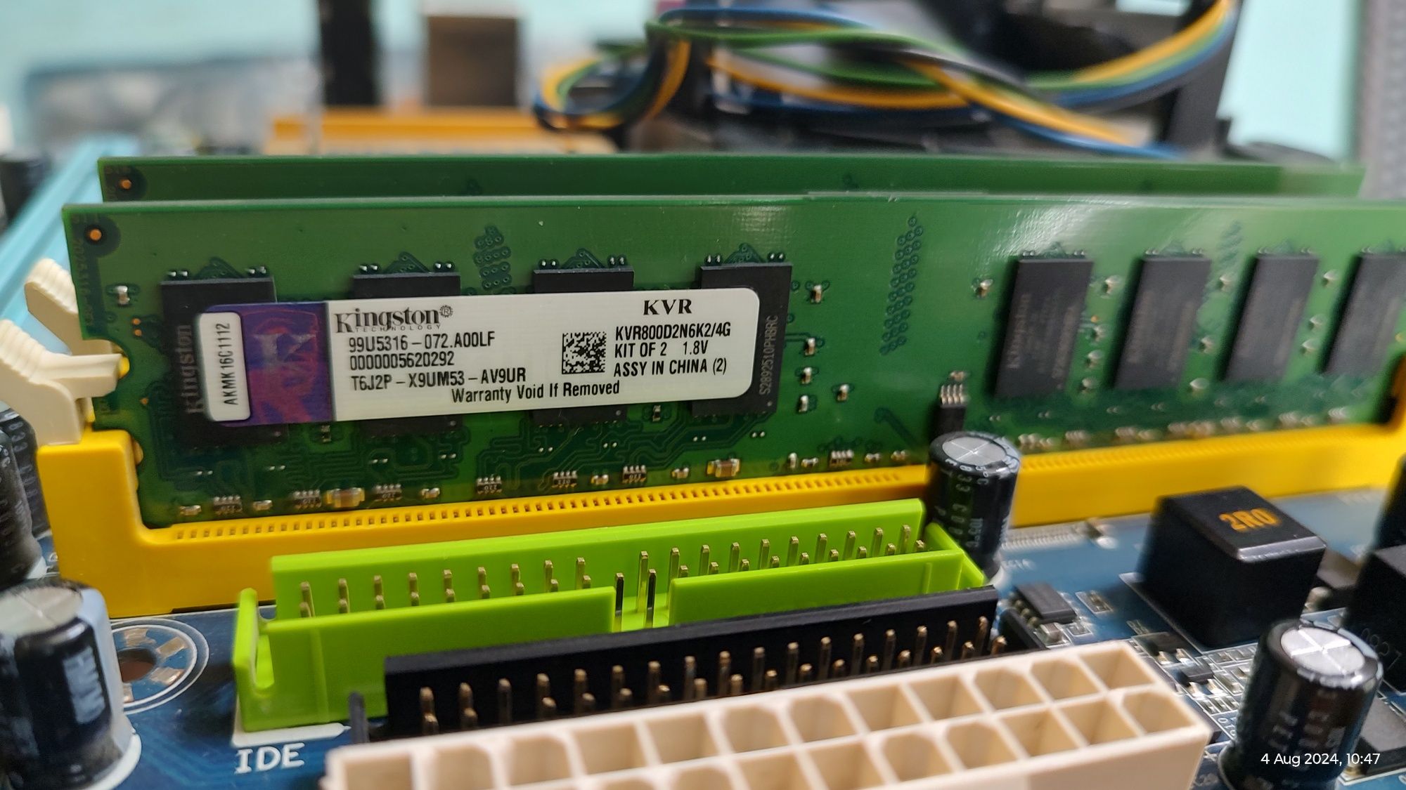 Placa de baza Gigabyte cu procesor Intel și memorie RAM Kingston