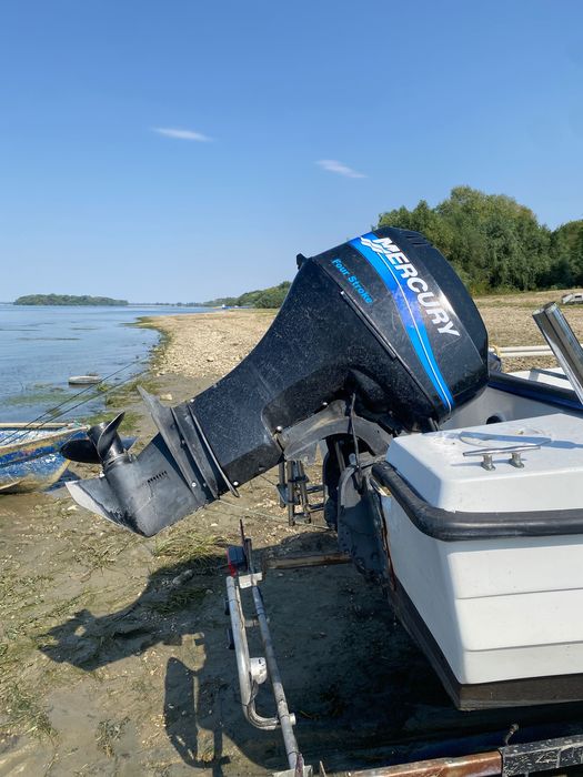 Barcă cu motor mercury