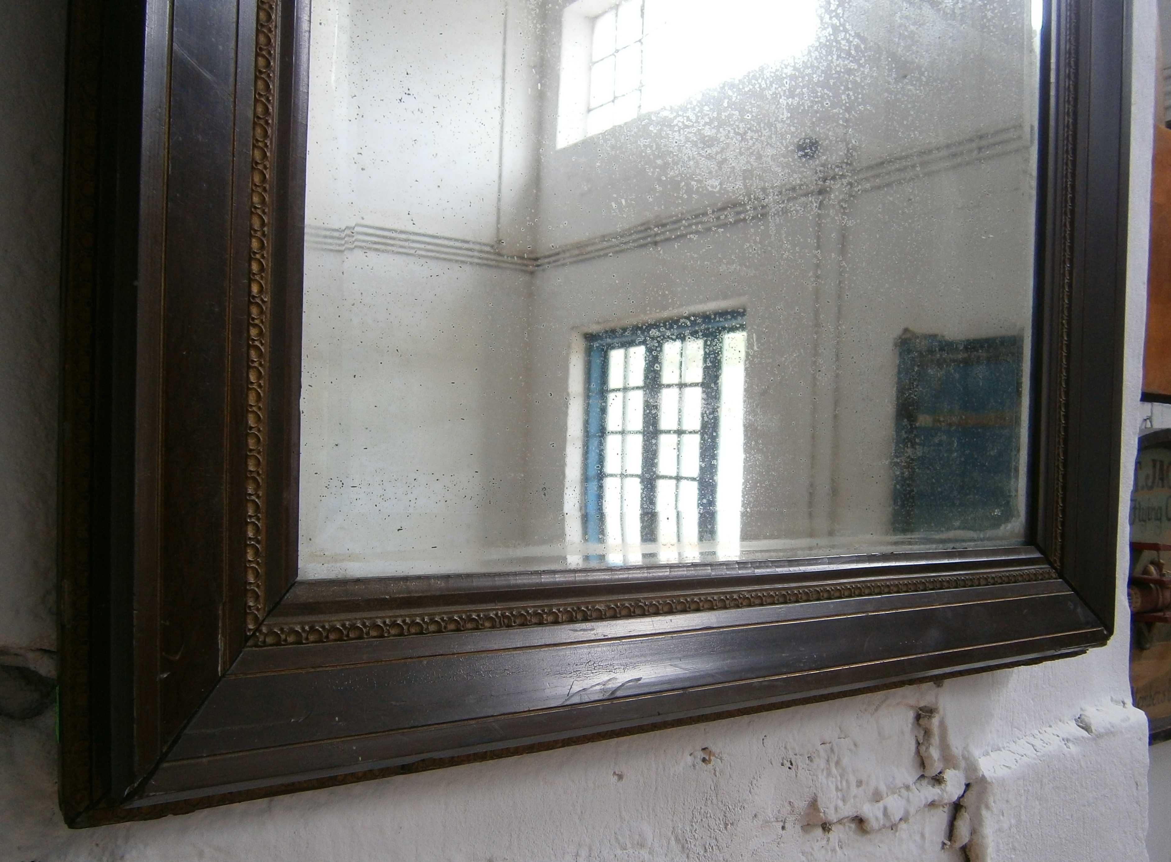Oglinda veche din cristal cu rama de lemn