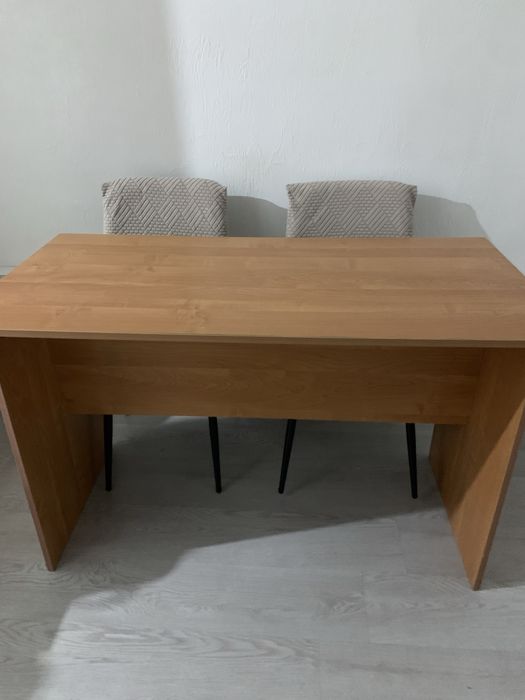 Старый, но крепкий стол — недорого