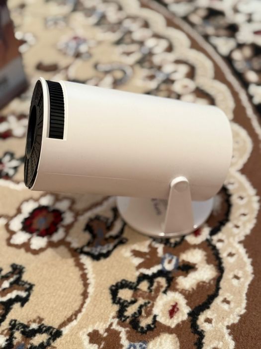 Проектор, в отличном состоянии. Использовали только 2-3 раза.