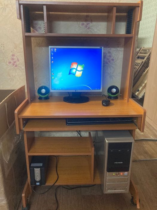 Продам компьютерный стол и компьютер